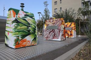 projet art urbain école maternel Saint Exupéry Colmar street art couleurs bornes de tri peinture jaune gris vert plantes végétation Félix Wysocki Apaiz