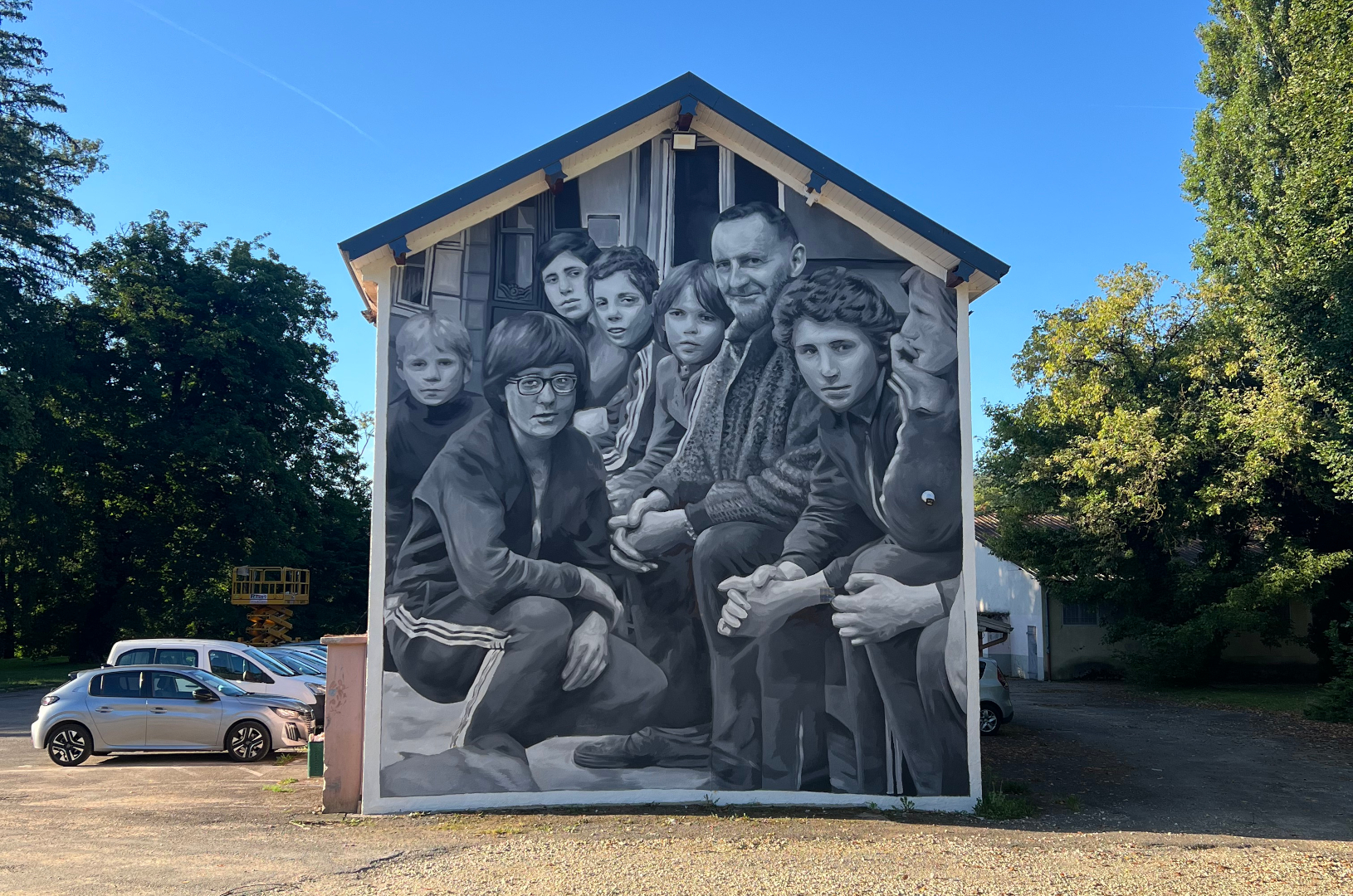 Fresque murale en noir et blanc sur une façade qui rend hommage à Marcel Rozard.