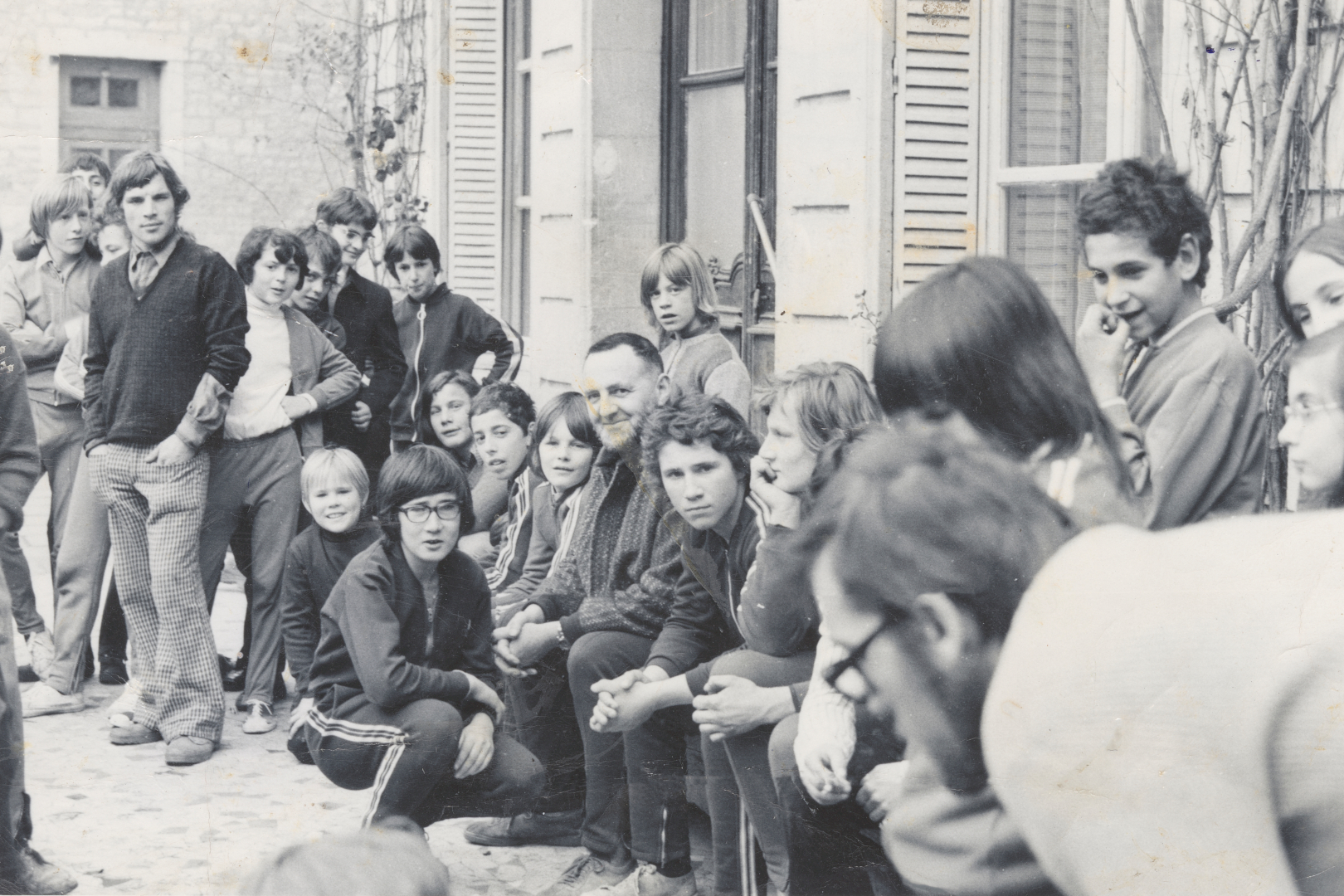 photographie d'archive avec Marcel Rozards et des jeunes de l'AHSSEA