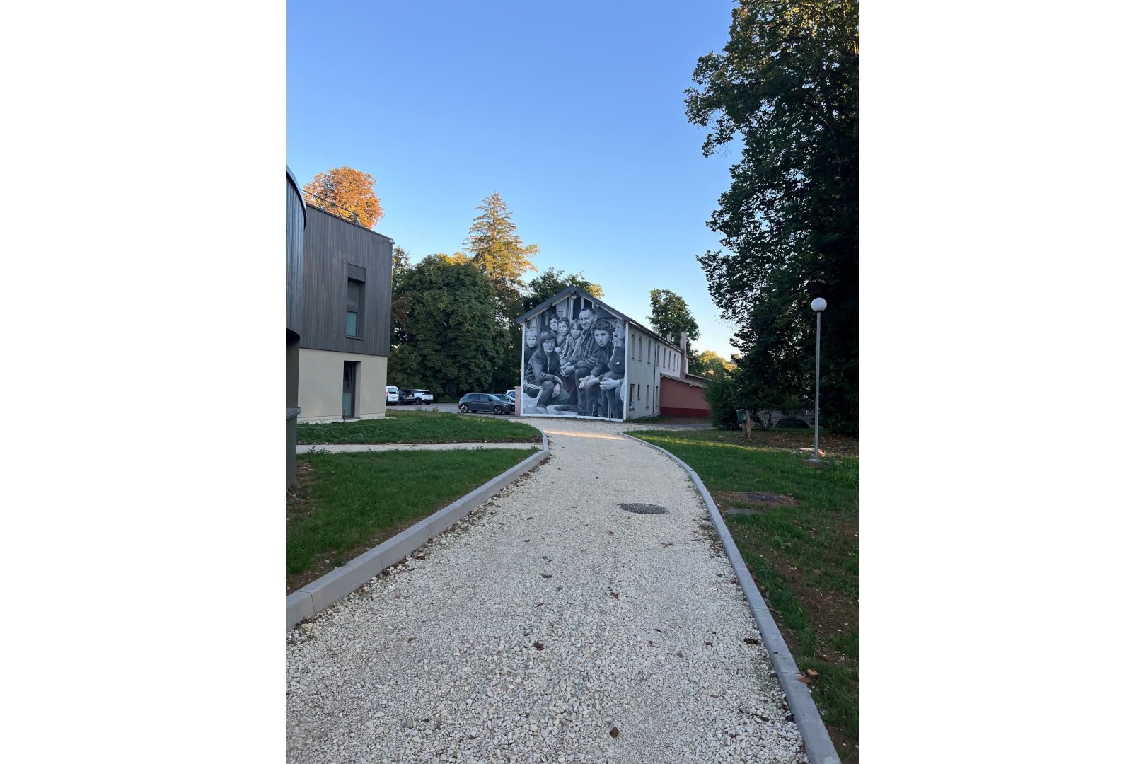 Fresque murale en noir et blanc sur une façade qui rend hommage à Marcel Rozard.