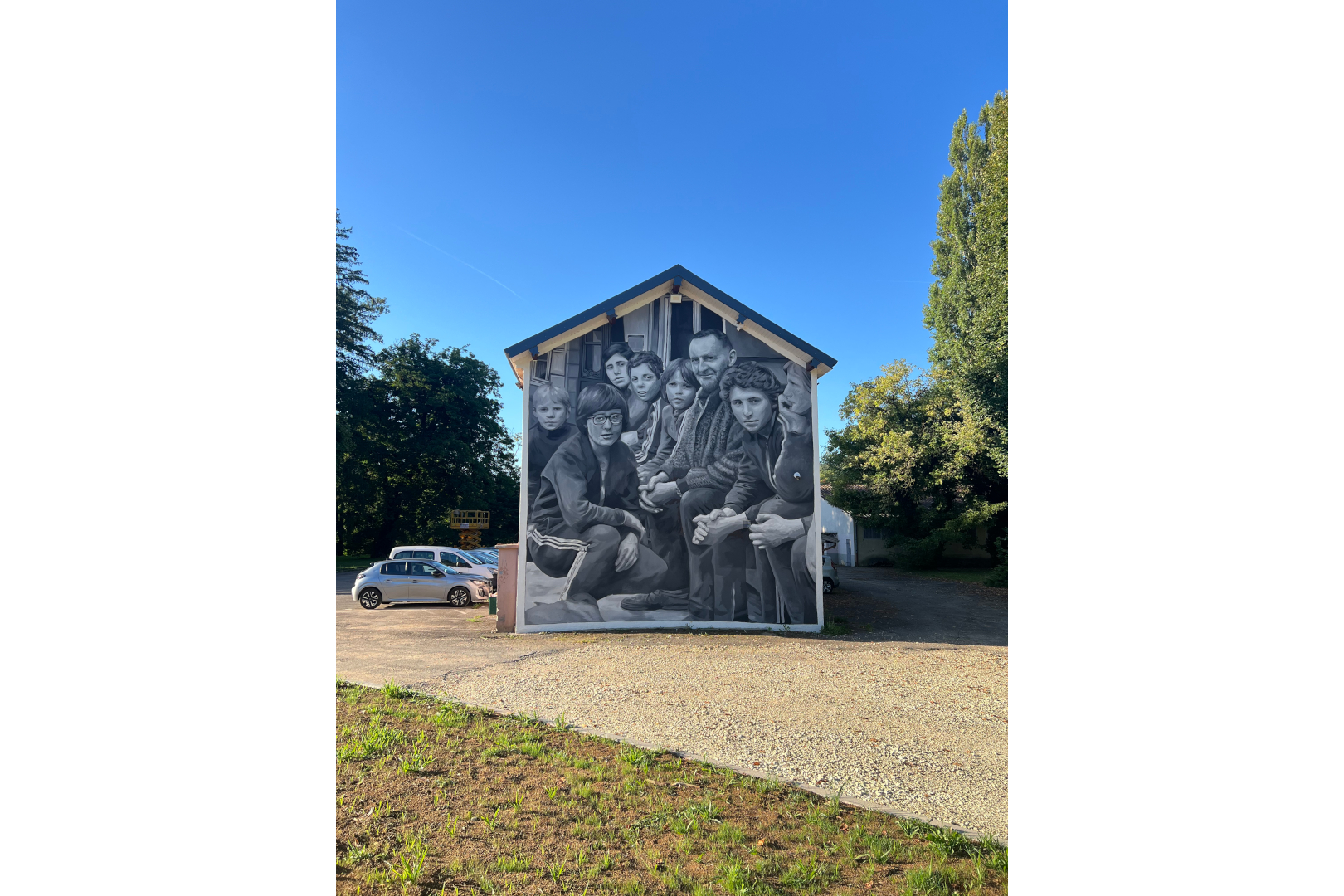 Fresque murale en noir et blanc sur une façade qui rend hommage à Marcel Rozard.