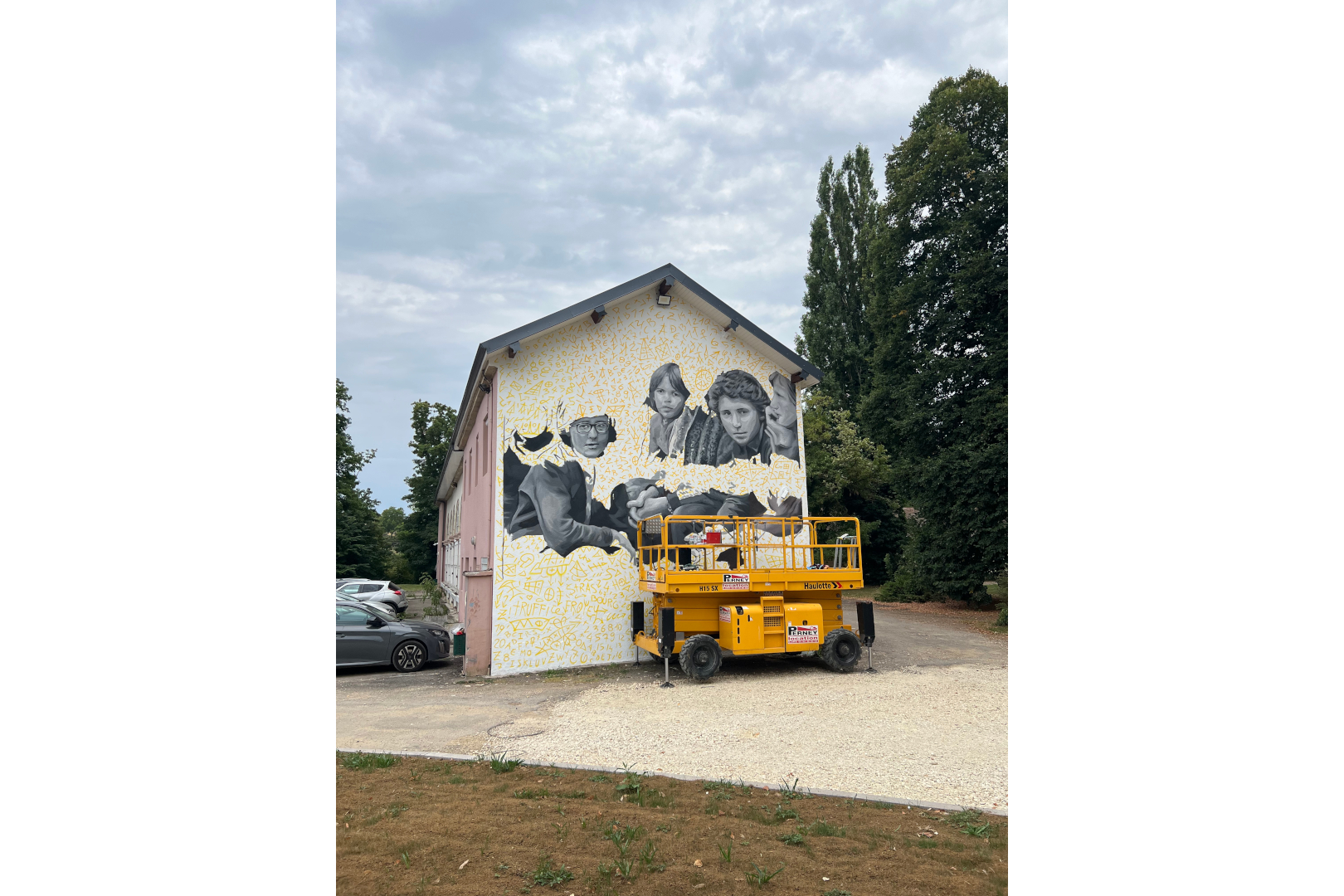 Fresque murale en noir et blanc sur une façade qui rend hommage à Marcel Rozard.