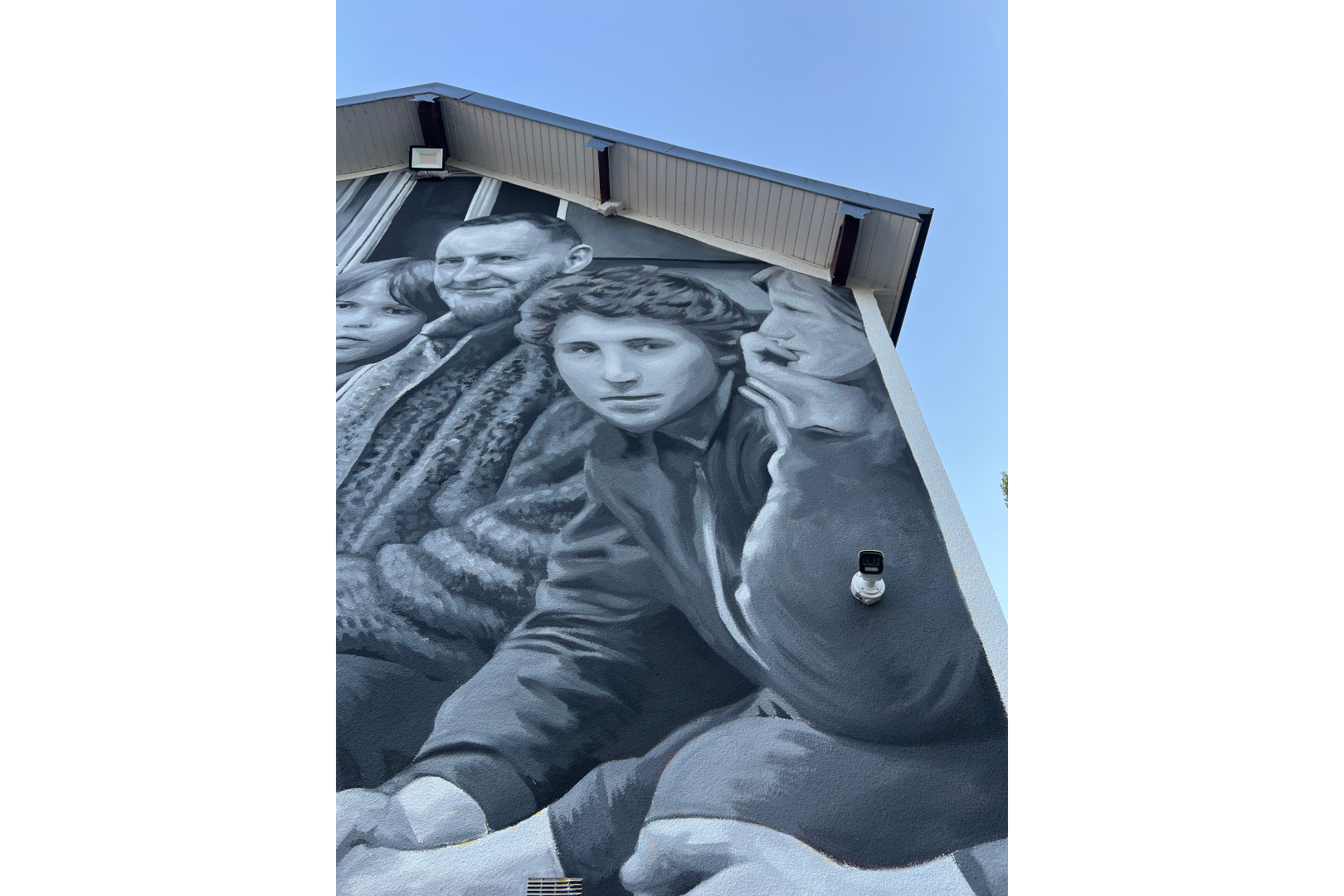 Fresque murale en noir et blanc sur une façade qui rend hommage à Marcel Rozard.