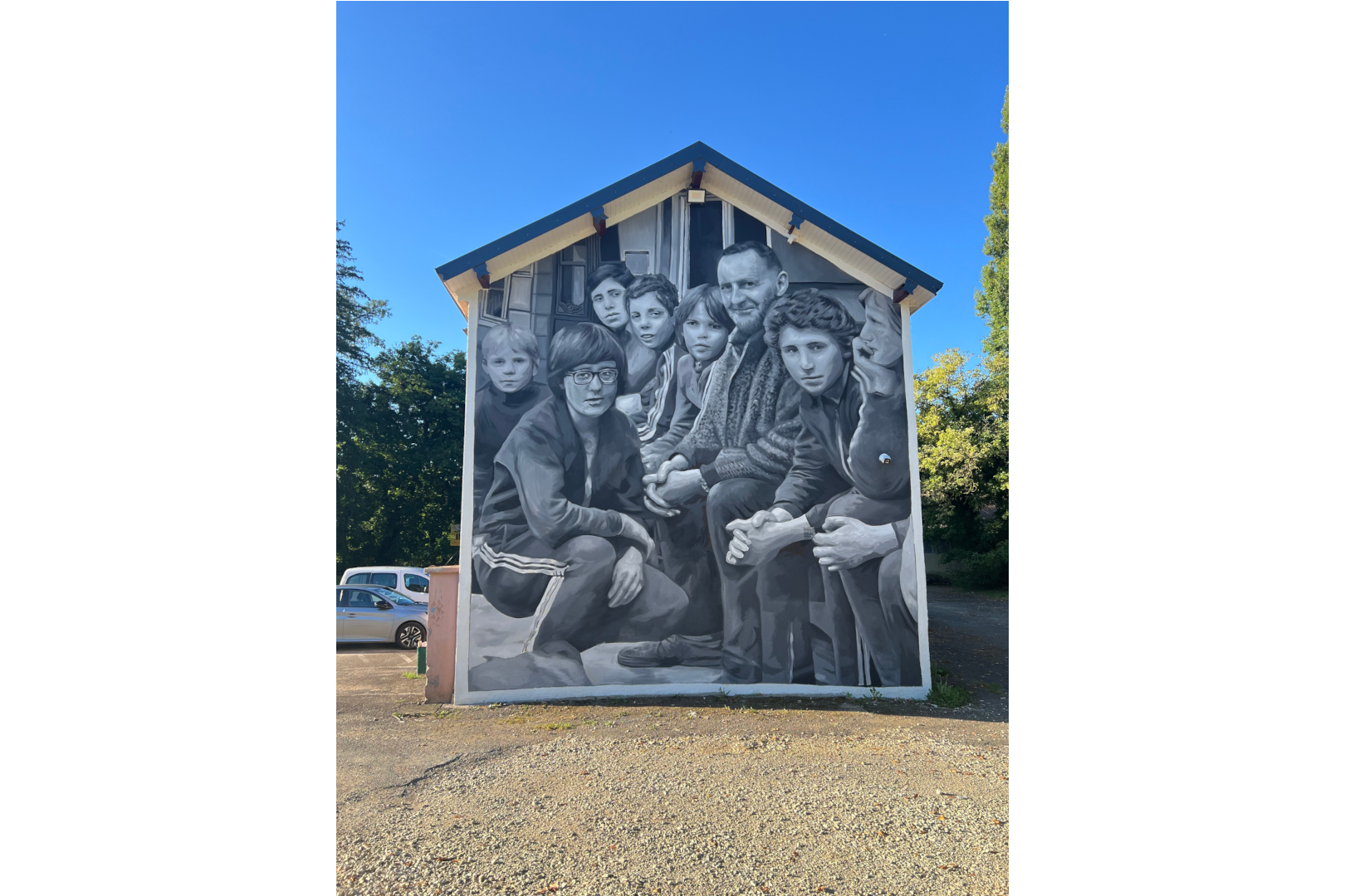 Fresque murale en noir et blanc sur une façade qui rend hommage à Marcel Rozard.