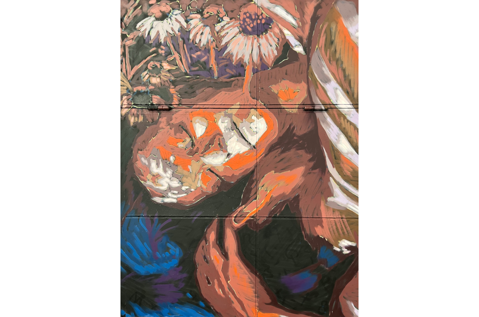 Fresque murale à Barcelone qui représente deux corps enlacés avec des fleurs autour dans des couleurs orange et bleu.