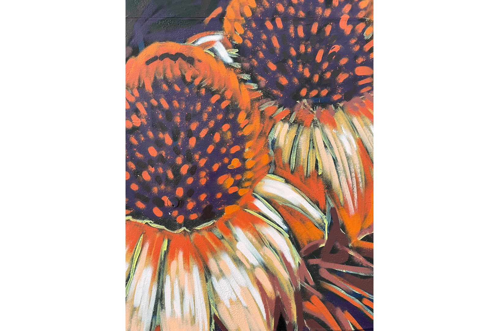 Fresque murale à Barcelone qui représente deux corps enlacés avec des fleurs autour dans des couleurs orange et bleu.