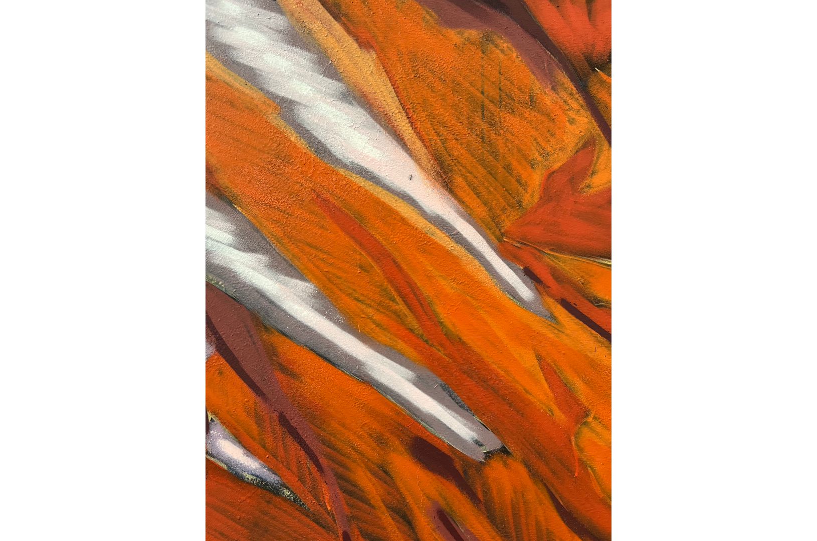 Fresque murale à Barcelone qui représente deux corps enlacés avec des fleurs autour dans des couleurs orange et bleu.