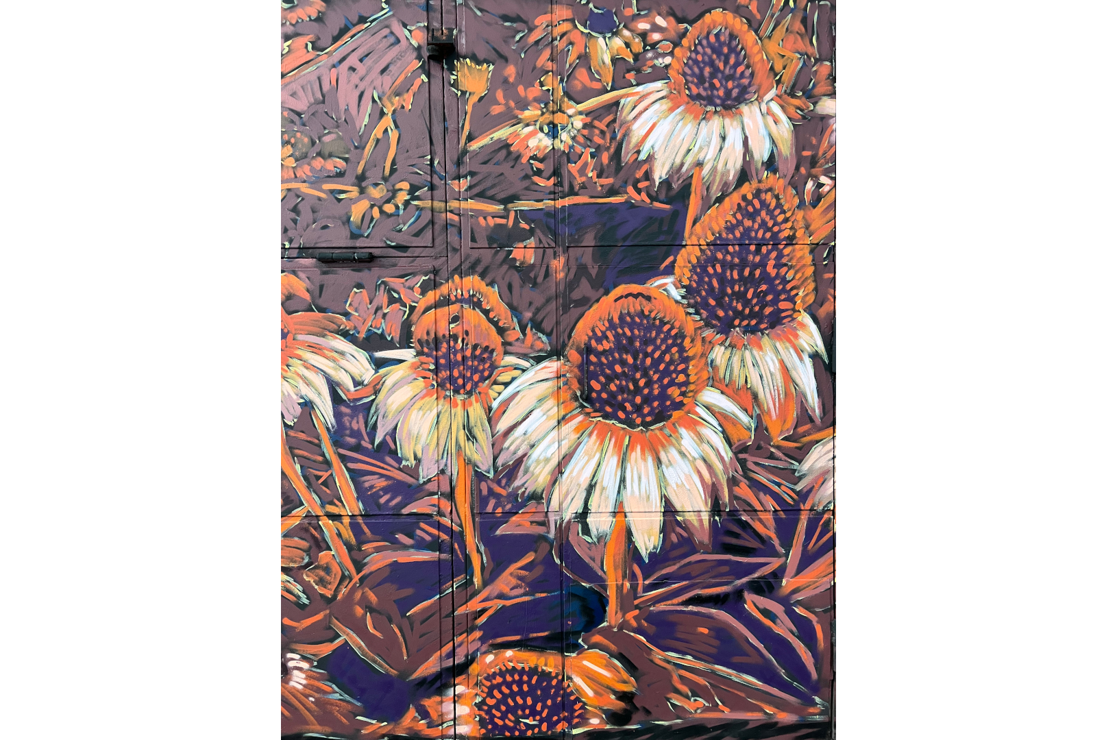 Fresque murale à Barcelone qui représente deux corps enlacés avec des fleurs autour dans des couleurs orange et bleu.