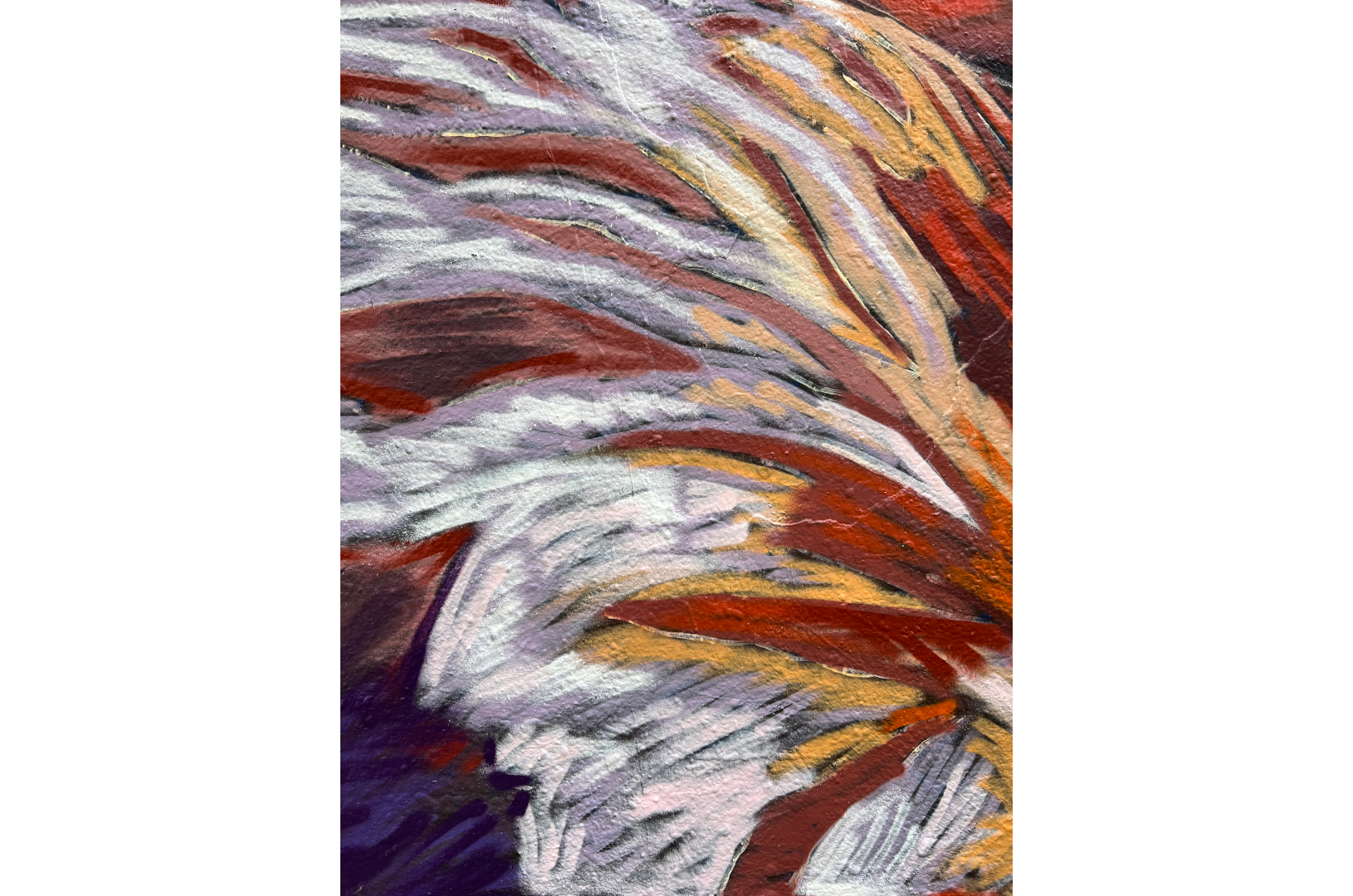 Fresque murale représentant une personne allongée, les yeux fermés, enlaçant un chien noir endormi. La scène, peinte dans des tons chauds de rouge, violet et orange, évoque la tendresse et l’intimité. L’œuvre est installée sur la place des Trois Cheminées (Tres Xemeneies) à Barcelone, dans un environnement urbain marqué par des structures industrielles et des arbres en arrière-plan.