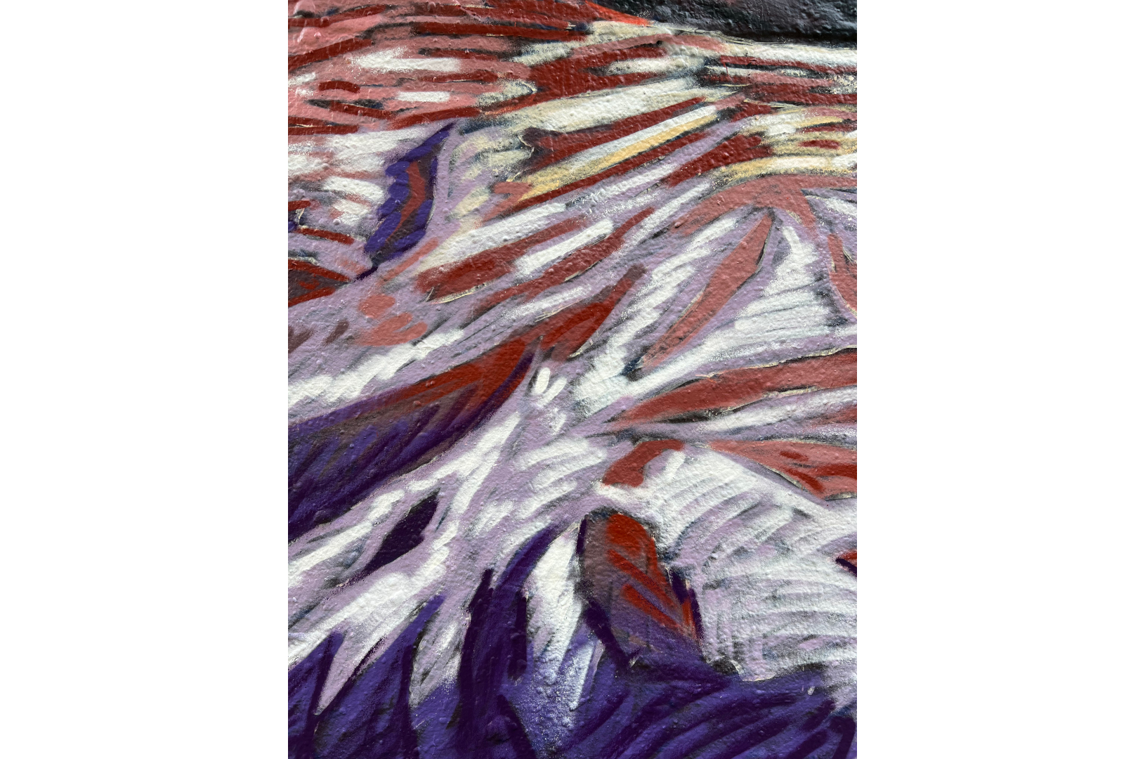 Fresque murale représentant une personne allongée, les yeux fermés, enlaçant un chien noir endormi. La scène, peinte dans des tons chauds de rouge, violet et orange, évoque la tendresse et l’intimité. L’œuvre est installée sur la place des Trois Cheminées (Tres Xemeneies) à Barcelone, dans un environnement urbain marqué par des structures industrielles et des arbres en arrière-plan.