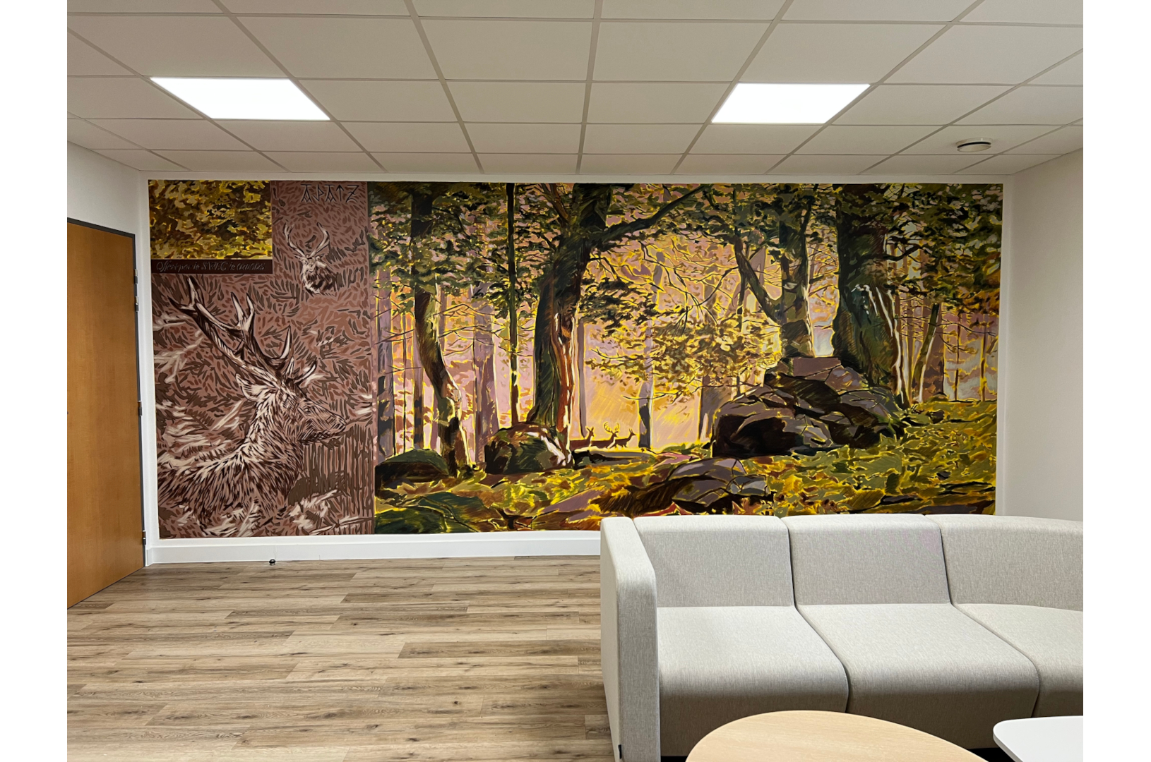 Fresque murale réalisée dans une salle de repos dans l'entreprise DACHSER à Strasbourg. Elle représente un paysage forestier apaisant et chaleureux.