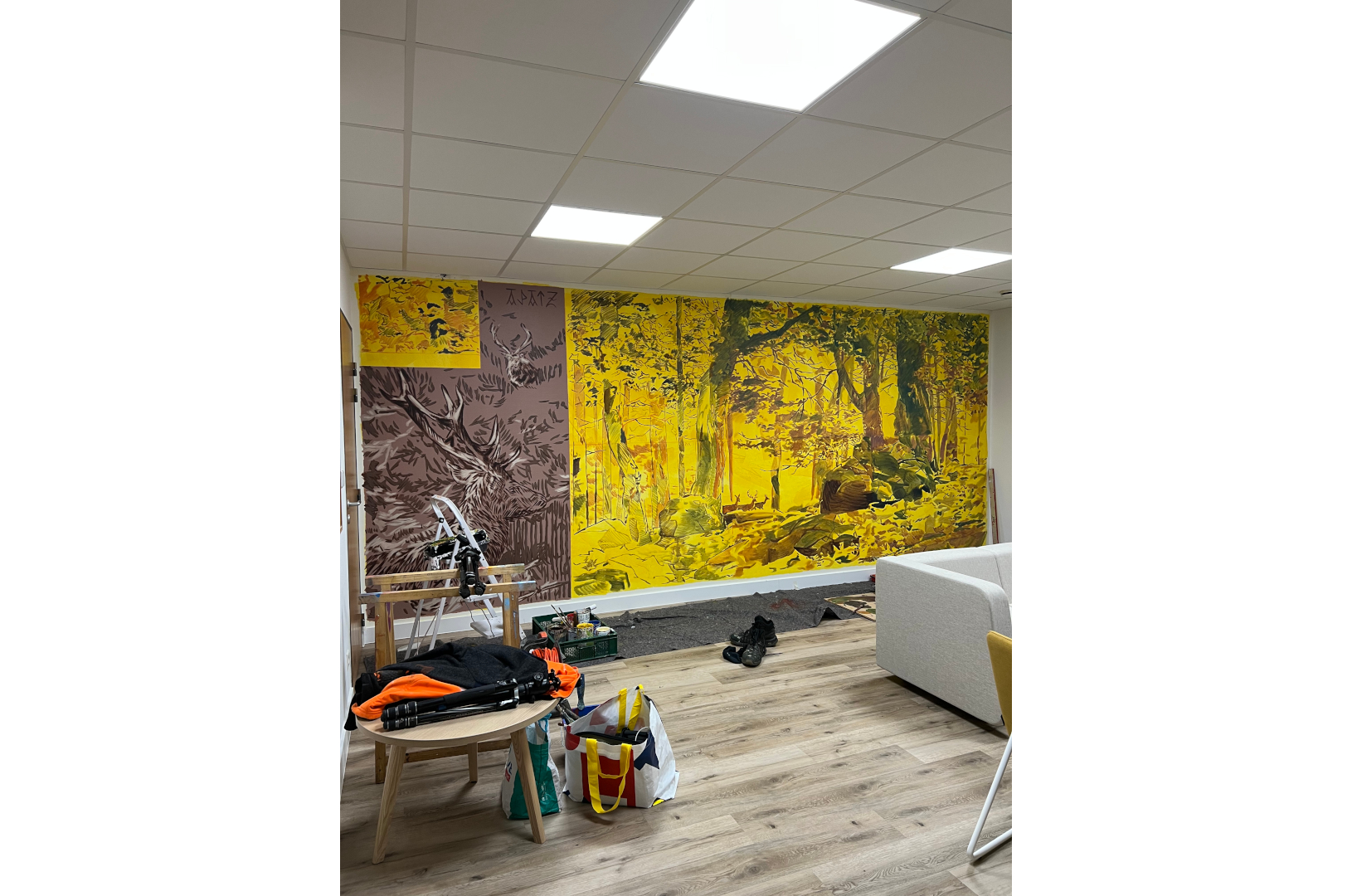 Fresque murale réalisée dans une salle de repos dans l'entreprise DACHSER à Strasbourg. Elle représente un paysage forestier apaisant et chaleureux.