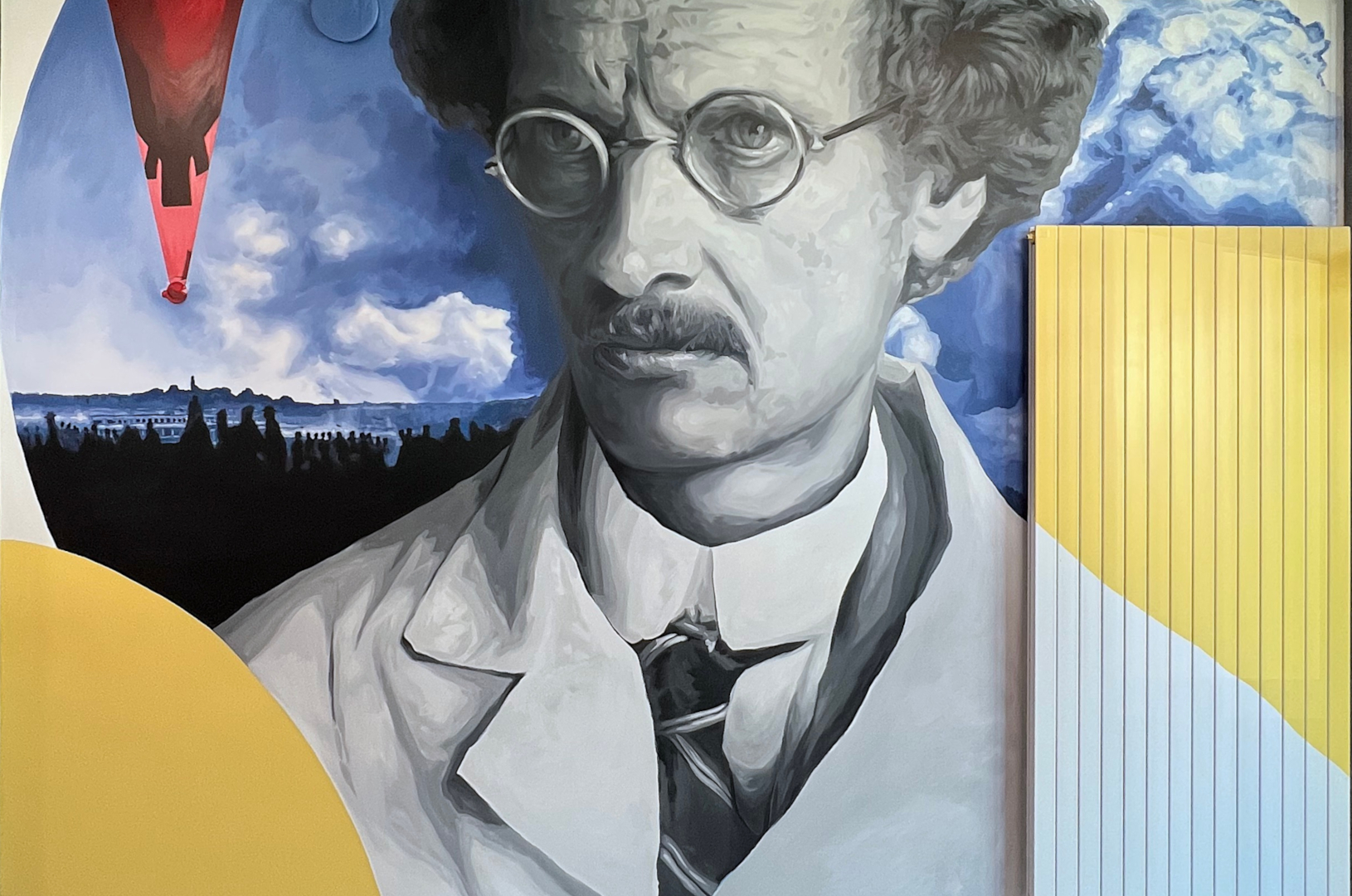 Fresque murale d’Auguste Piccard, pionnier de l’exploration de la stratosphère, entouré de son ballon, de nuages et de formes géométriques.